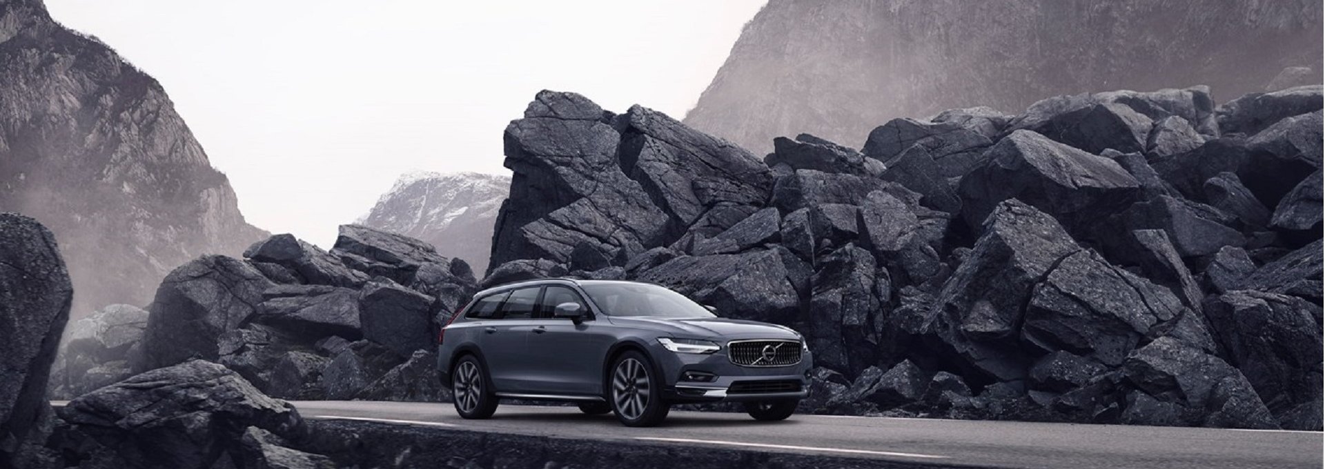 Volvo представляет обновленные модели: седан бизнес-класса S90 и универсал повышенной проходимости V90 Cross Country