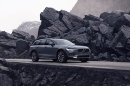 Volvo представляет обновленные модели: седан бизнес-класса S90 и универсал повышенной проходимости V90 Cross Country